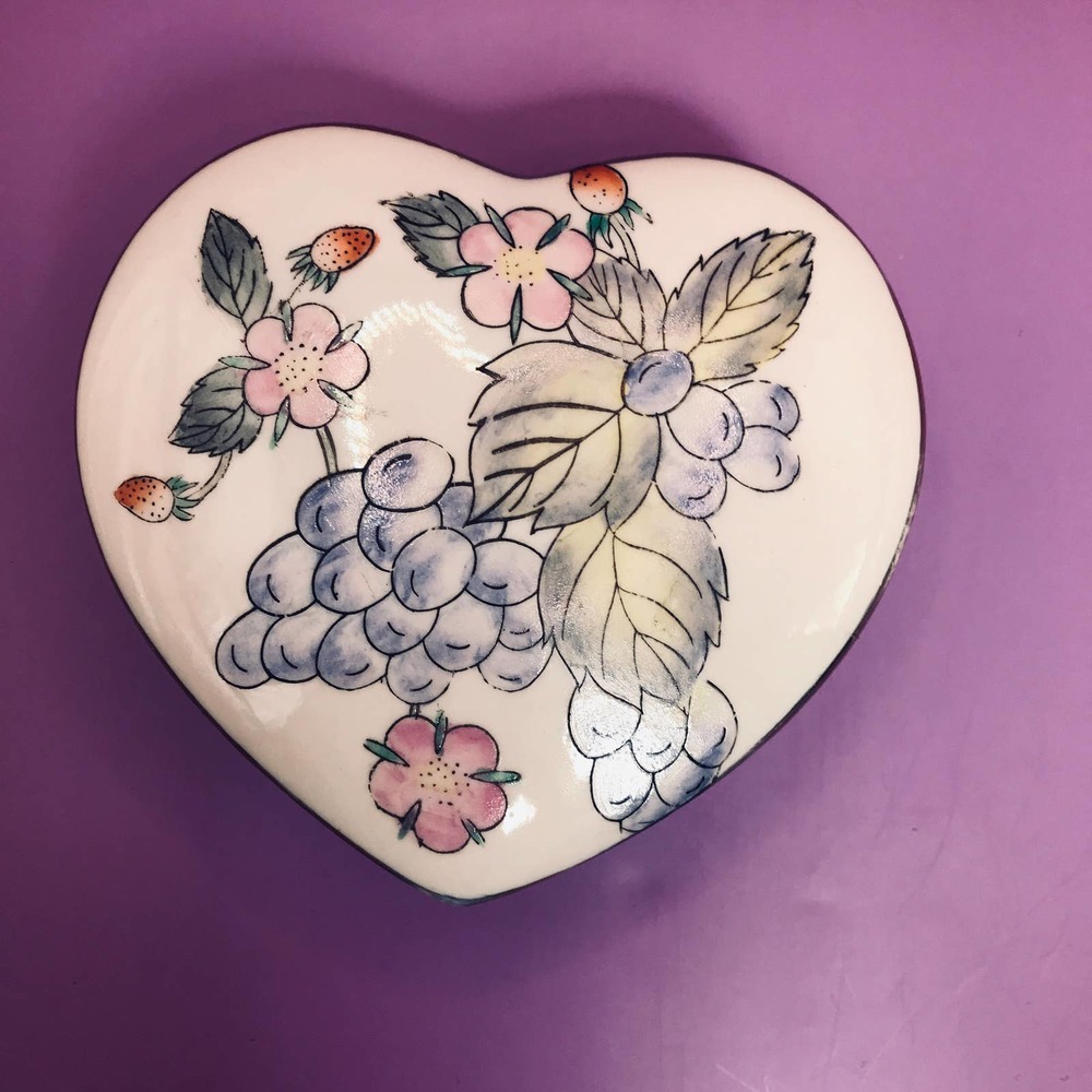 Porcelain Heart Trinket Box Purple Grape Design with Gold Trim. 4"x 4" No Flaws